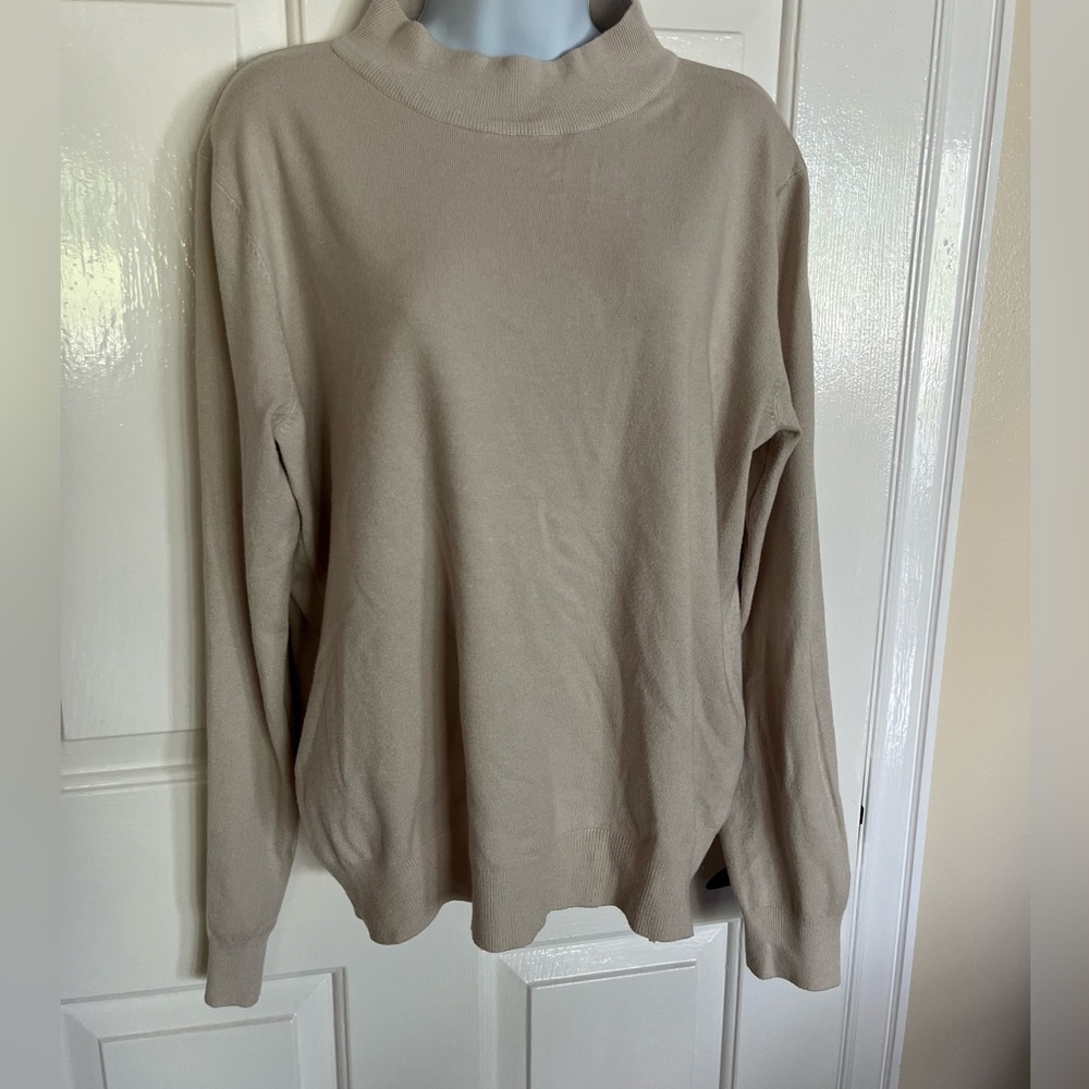 Cream colored sweater Basic Milano M women’s
